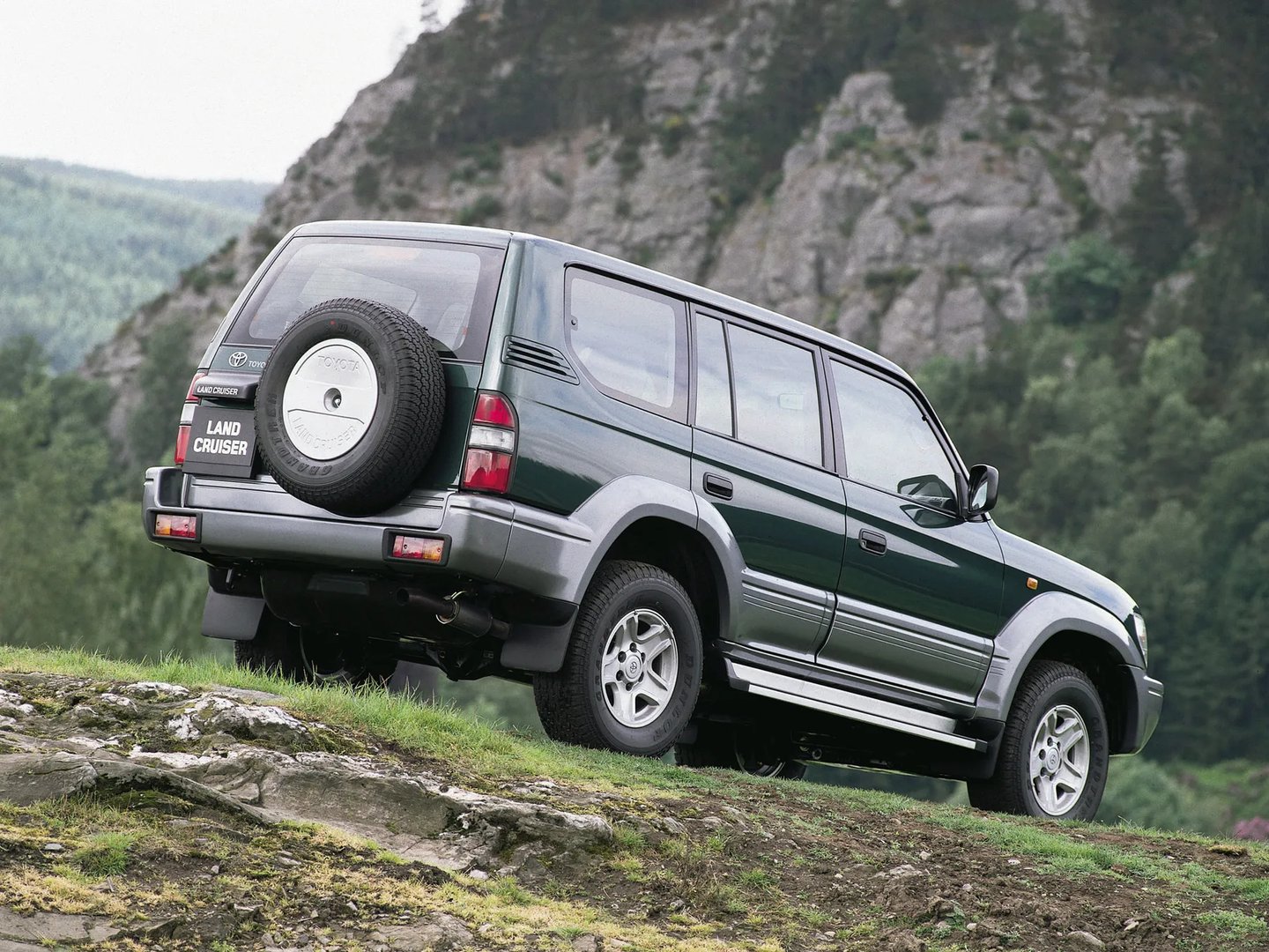 Toyota_Land_Cruiser_2_generation__SUV_5-doors__7.jpg