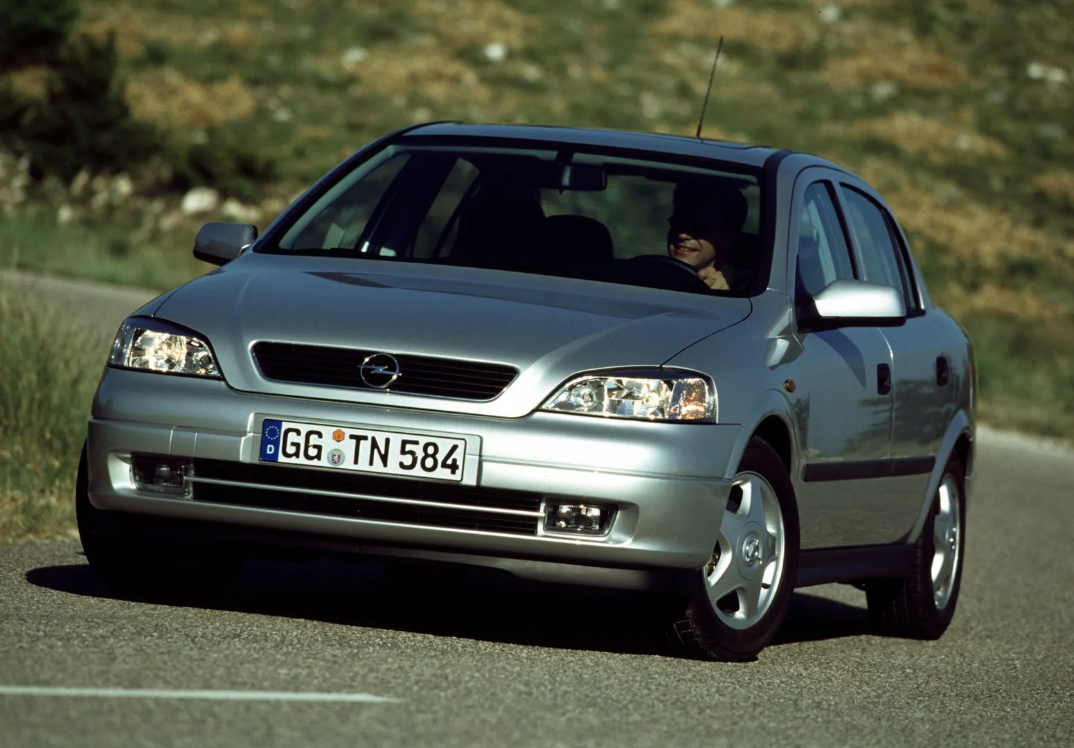 Opel_Astra_2_generation__Sedan__12.jpg