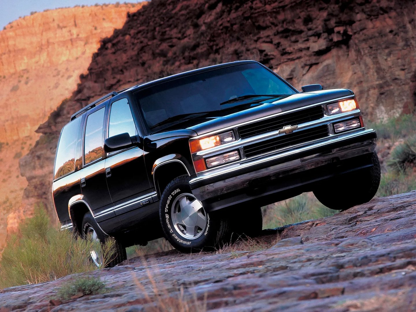 Chevrolet_Tahoe_1_generation__SUV_5-doors__4.jpg