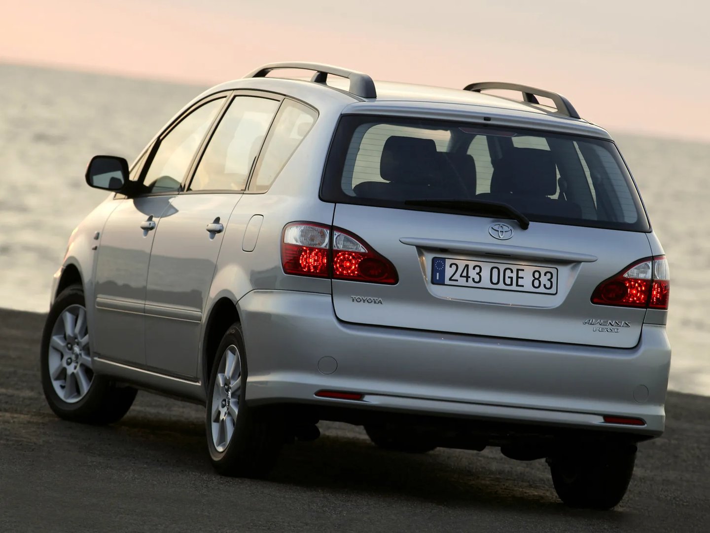 Toyota_Avensis_Verso_1_generation_restyling__Compact_Van__1.jpg