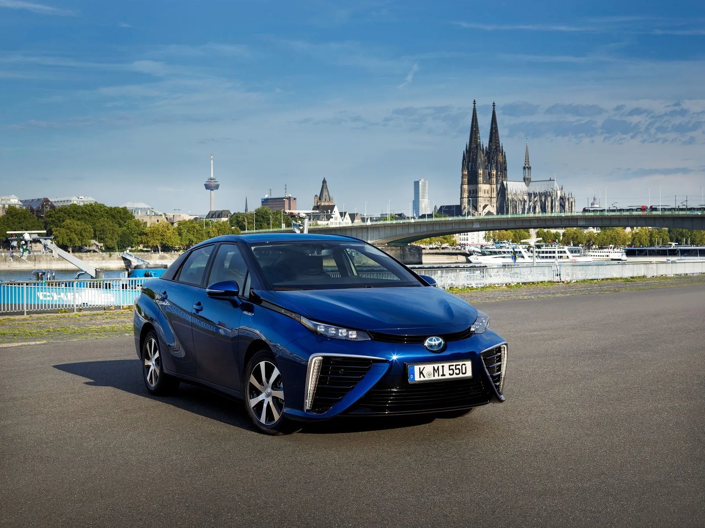 Toyota_Mirai_1_generation__Sedan__7.jpg