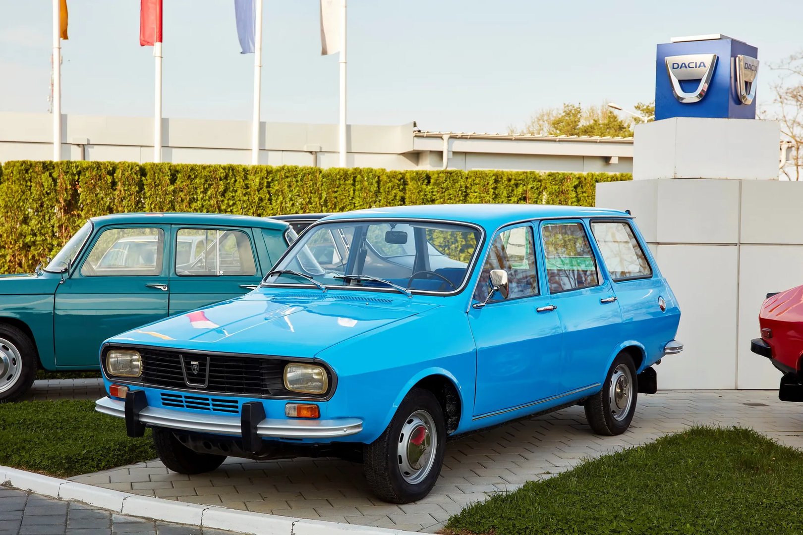Dacia_1300_1_generation__Estate_5-door__1.jpg