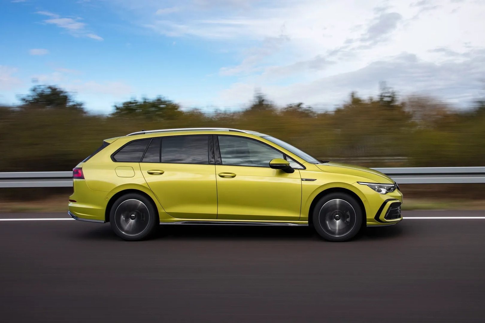 Volkswagen_Golf_8_generation__Estate__4.jpg