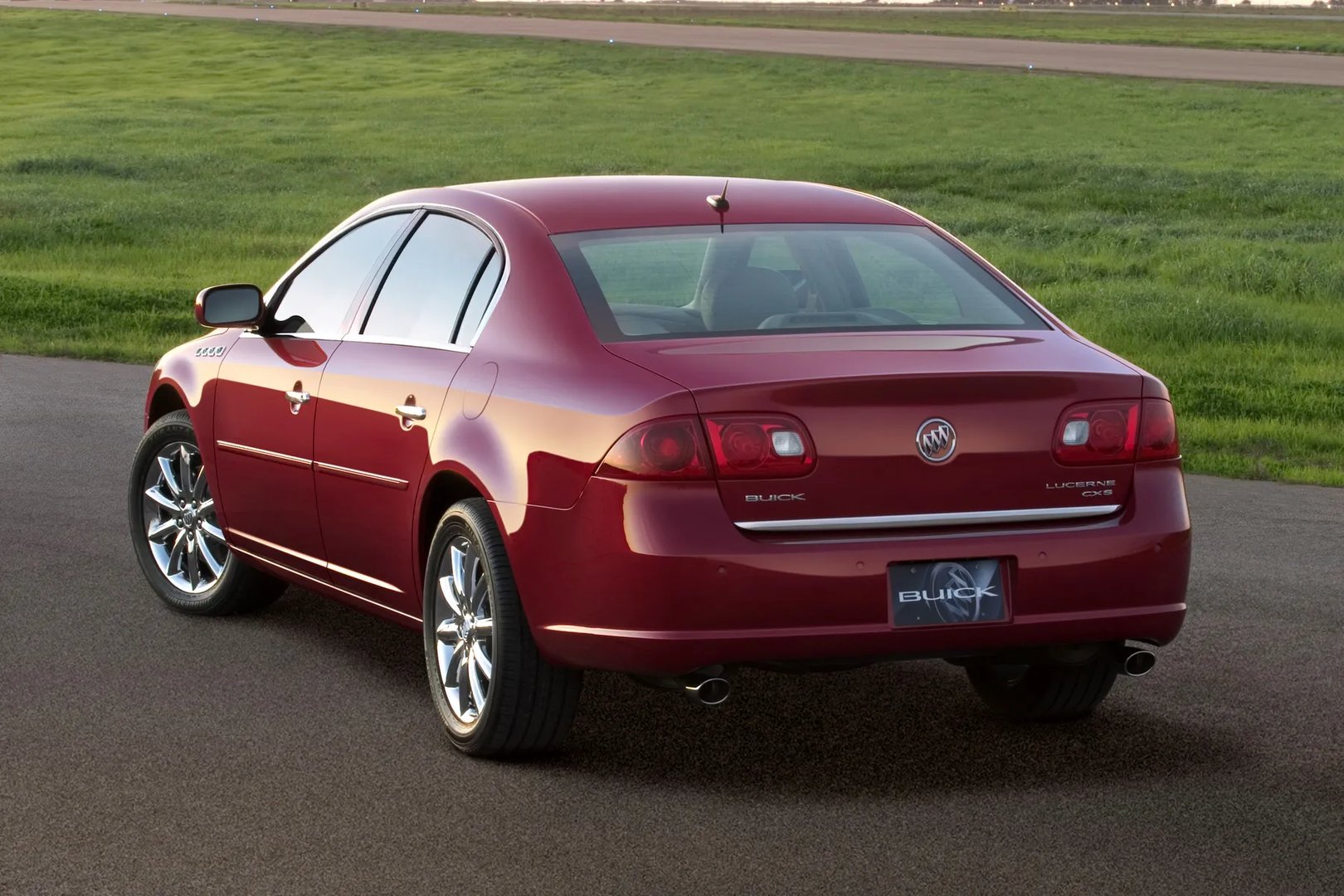 Buick_Lucerne_1_generation__Sedan__9.jpg