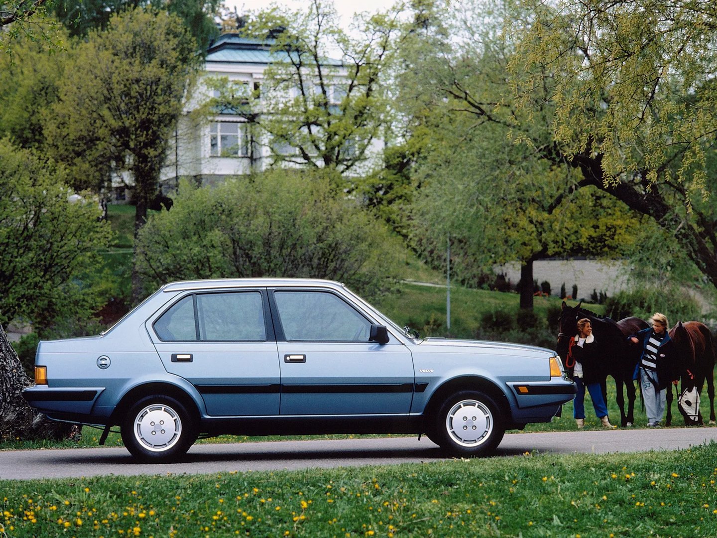 Volvo_300_Series_1_generation__Sedan__1.jpg