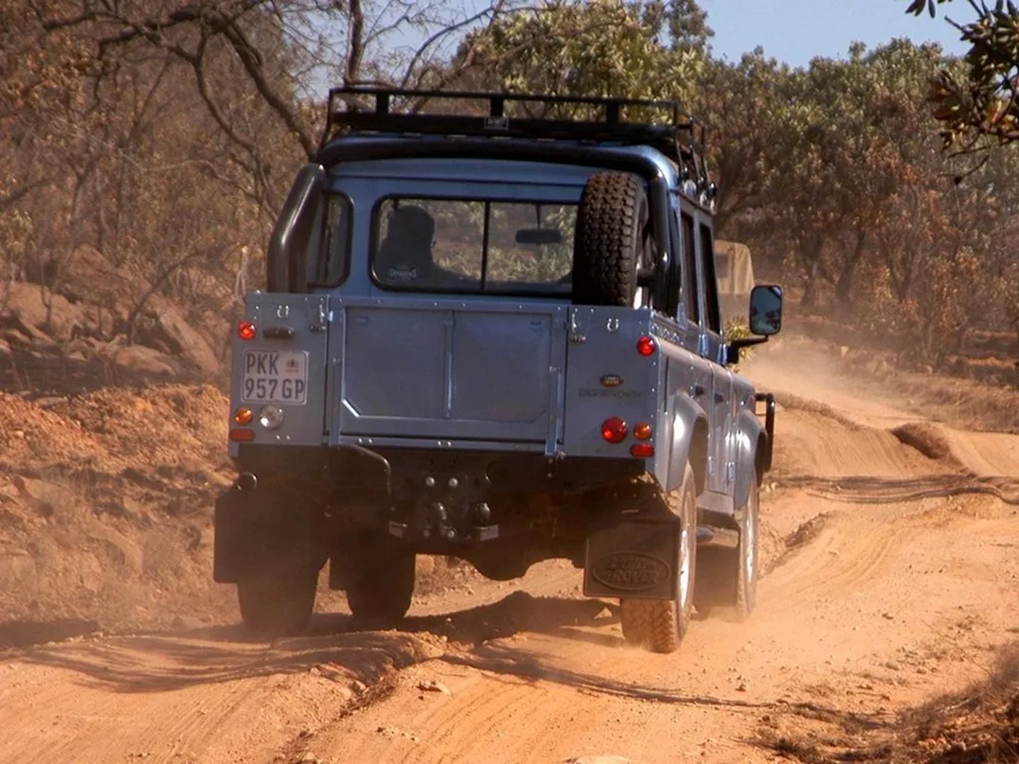Land Rover_Defender_1_generation__Pickup_double-cab__3.jpg