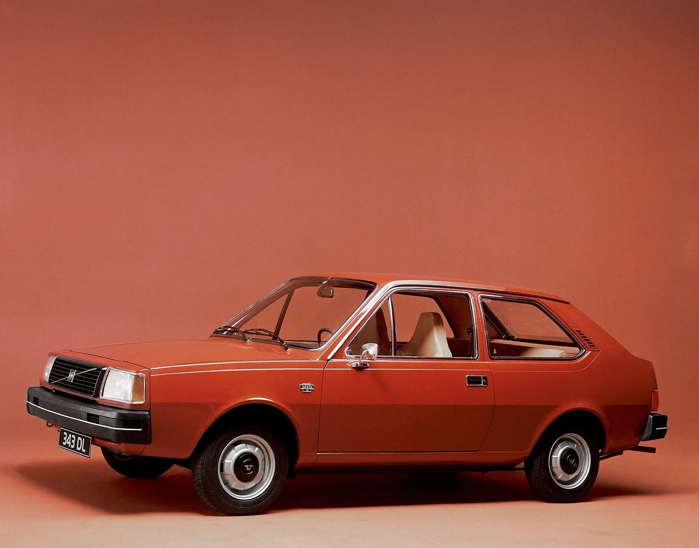 Volvo_300_Series_1_generation__Hatchback_3-door__2.jpg