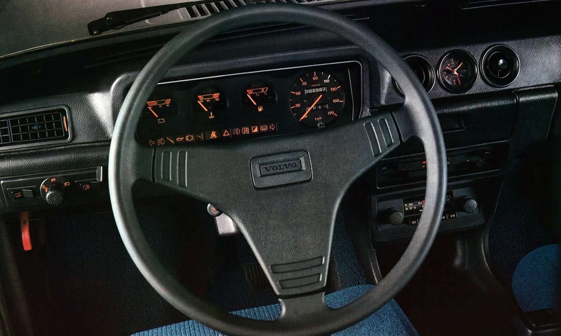Volvo_300_Series_1_generation__Hatchback_3-door__6.jpg