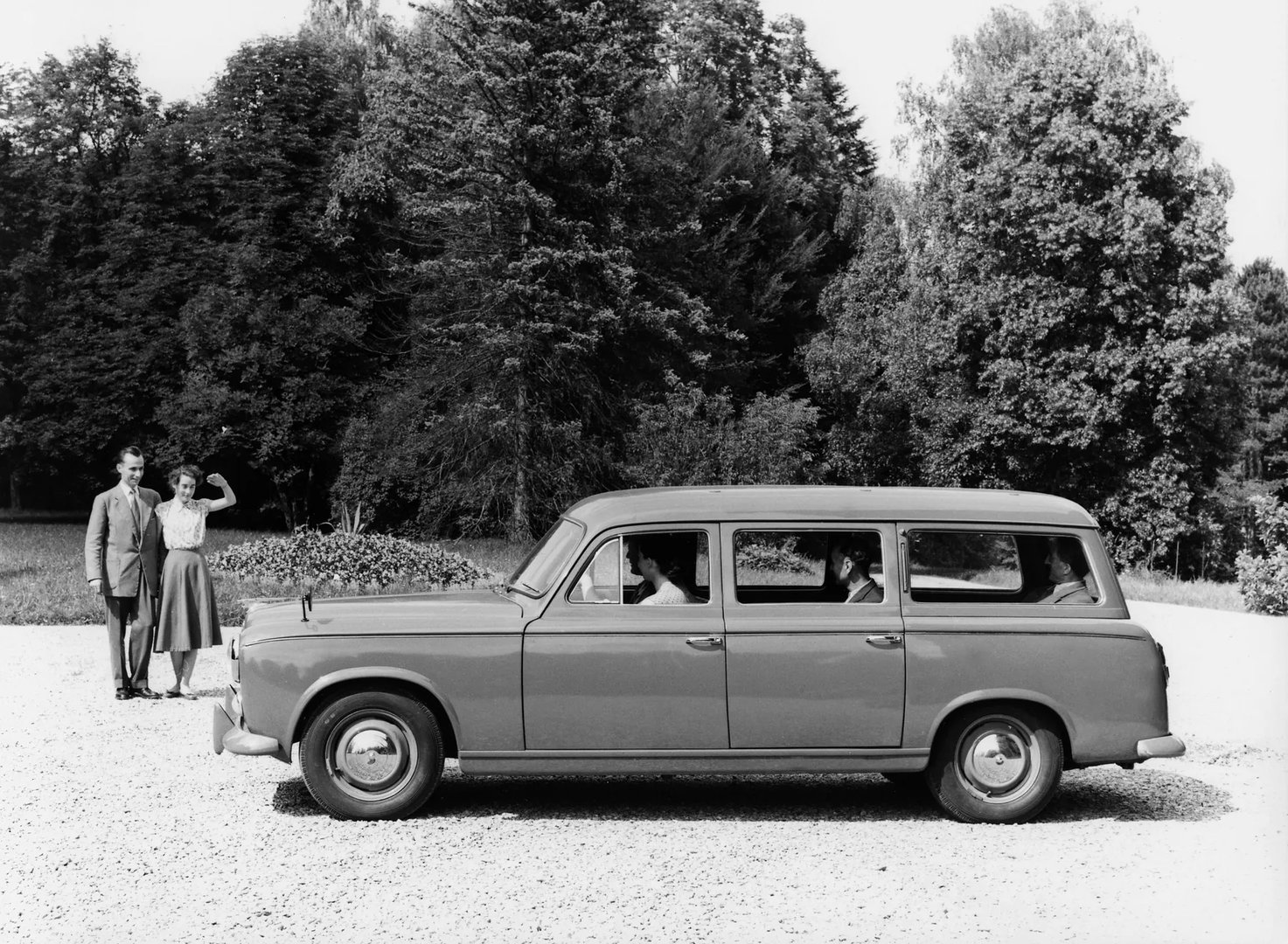 Peugeot_403_1_generation__Estate_5-door__2.jpg