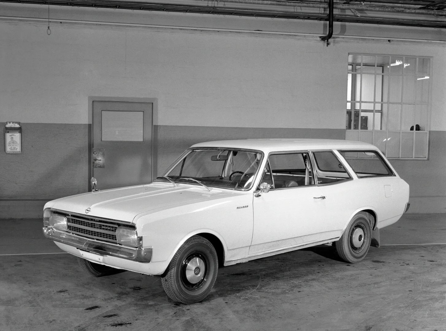 Opel_Rekord_3_generation__Estate_3-door__3.jpg