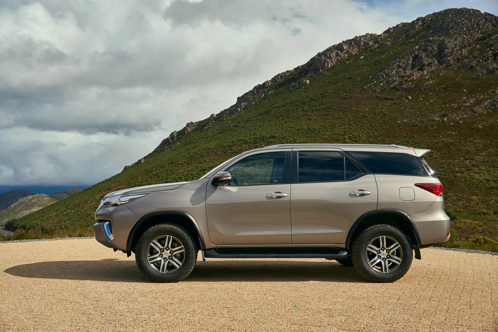 Toyota_Fortuner_2_generation__SUV_5-doors__8.jpg