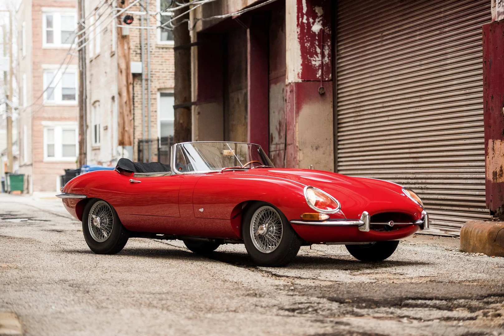 Jaguar_E-type_1_generation__Cabrio__1.jpg