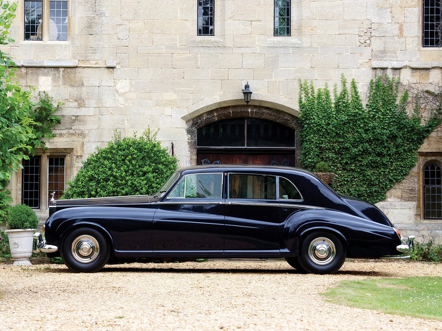 Rolls-Royce_Phantom_5_generation__Sedan__7.jpg