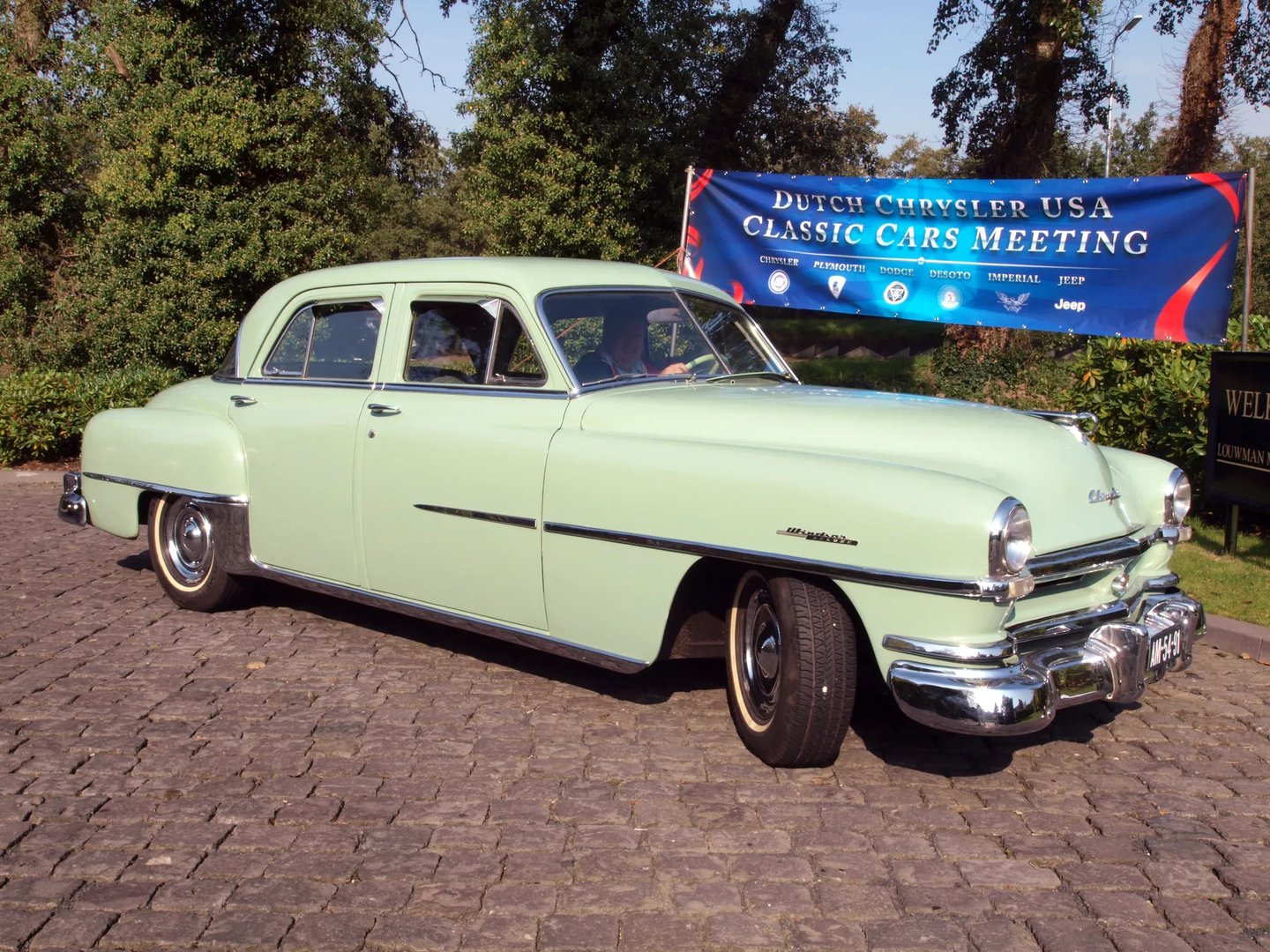 Chrysler_Windsor_3_generation__Sedan__2.jpg