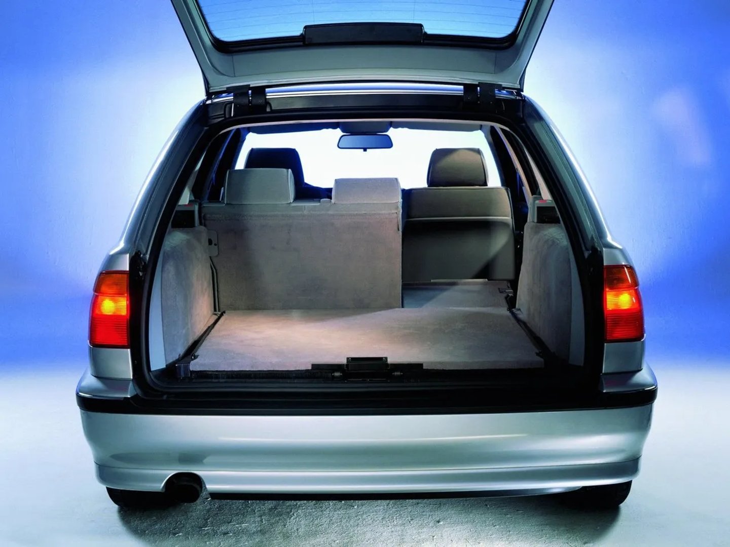 BMW_5_series_4_generation__Estate_5-door__12.jpg
