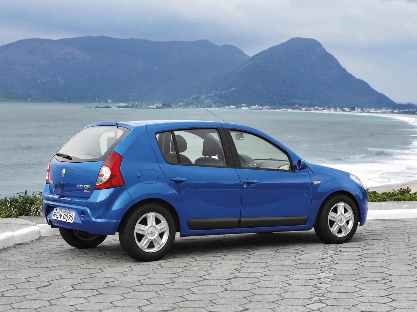 Renault_Sandero_1_generation__Hatchback_5-door__5.jpg