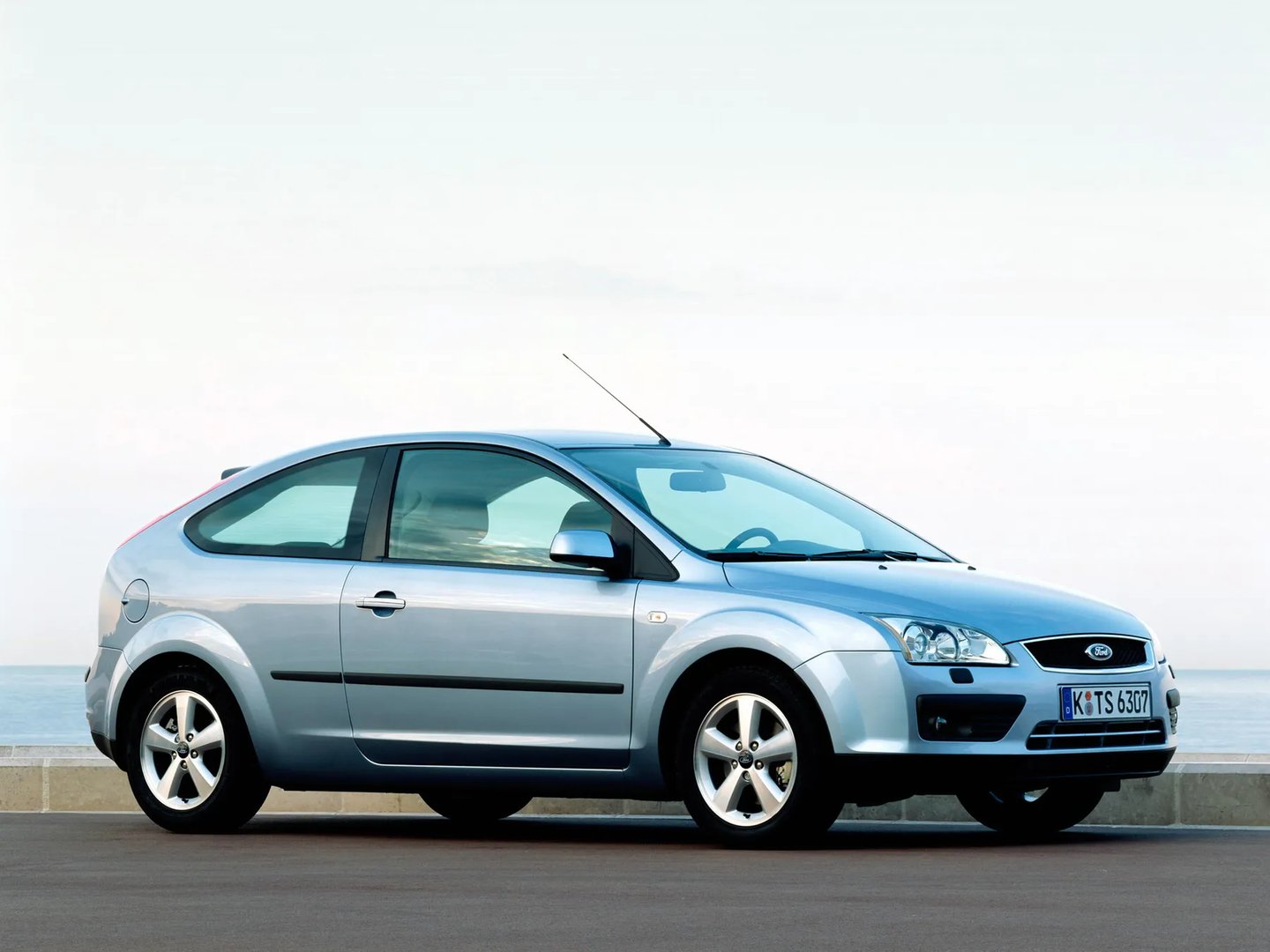 Ford_Focus_2_generation__Hatchback_3-door__8.jpg