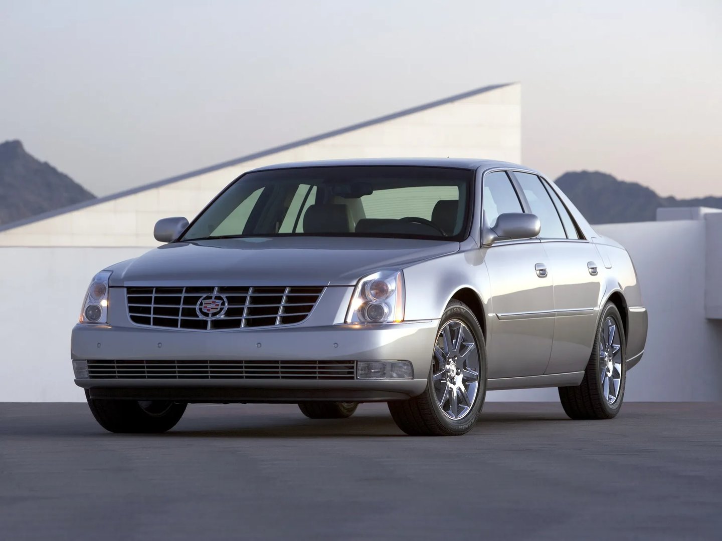 Cadillac_DTS_1_generation__Sedan__10.jpg