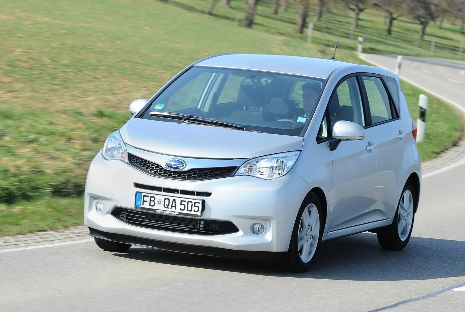 Subaru_Trezia_1_generation__Hatchback_5-door__1.jpg