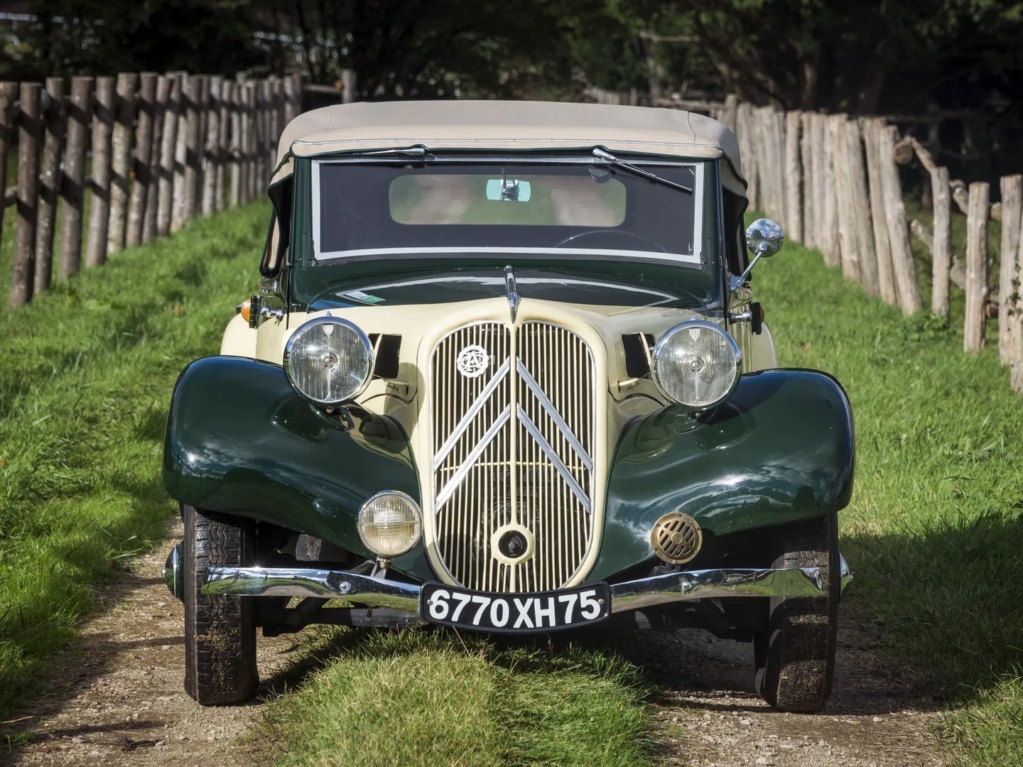 Citroen_Traction_Avant_1_generation__Cabrio__1.jpg