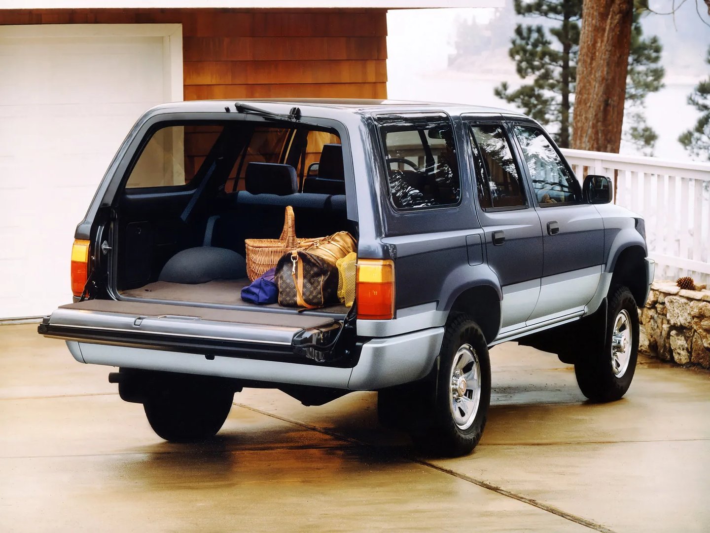 Toyota_4Runner_2_generation__SUV_5-doors__4.jpg