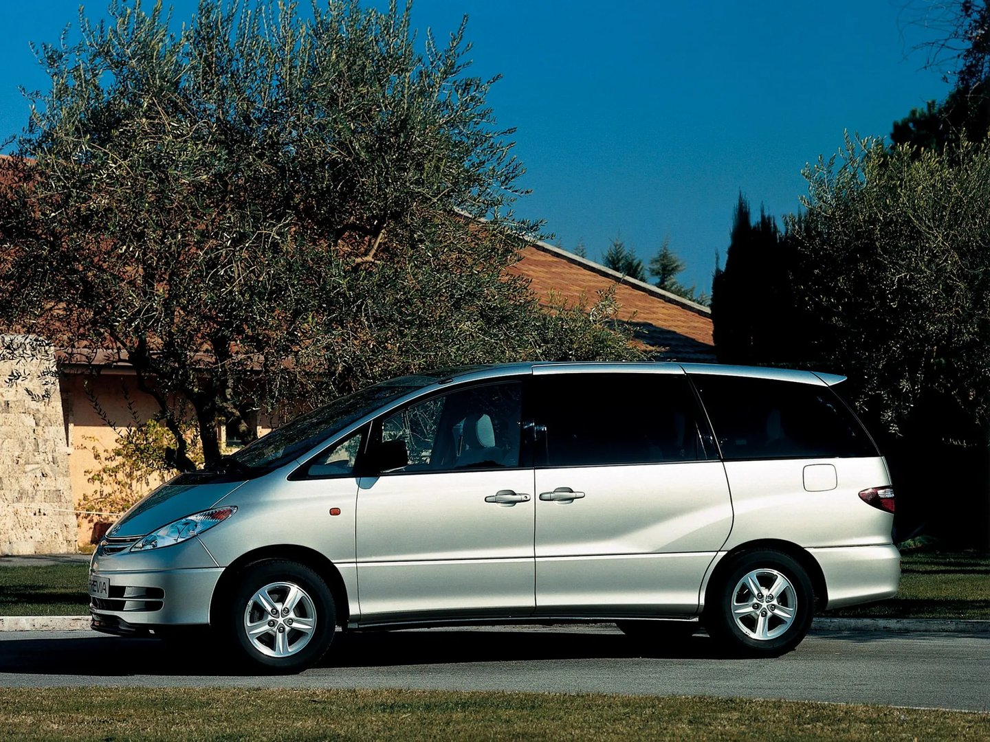Toyota_Previa_2_generation__Minivan__7.jpg