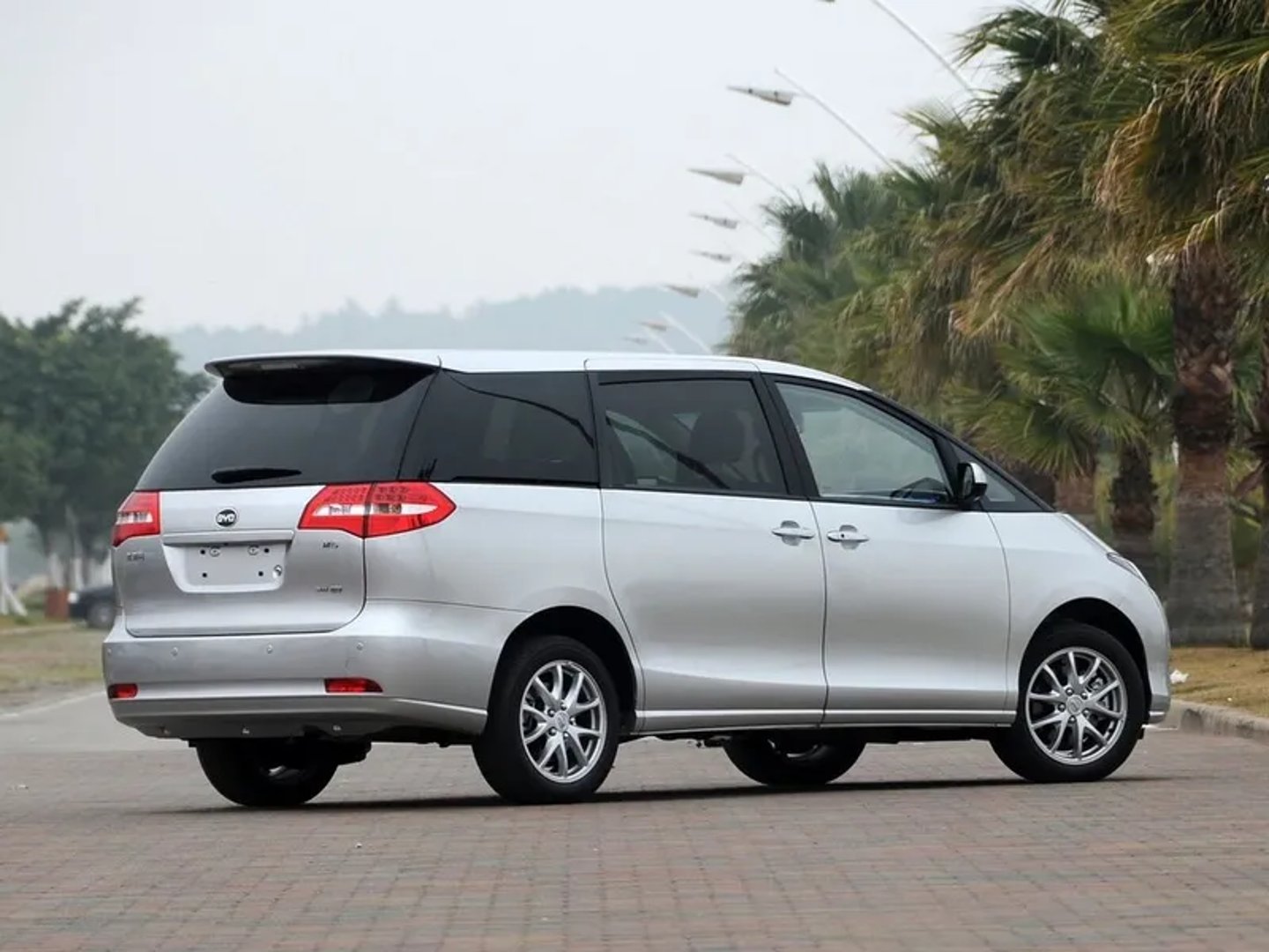 BYD_M6_1_generation__Minivan__2.jpg