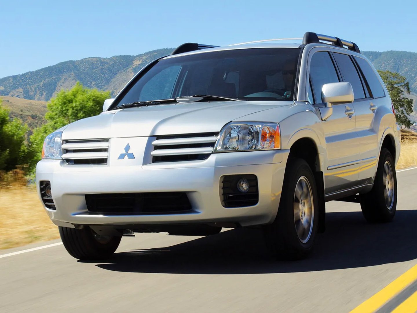 Mitsubishi_Endeavor_1_generation__SUV_5-doors__2.jpg