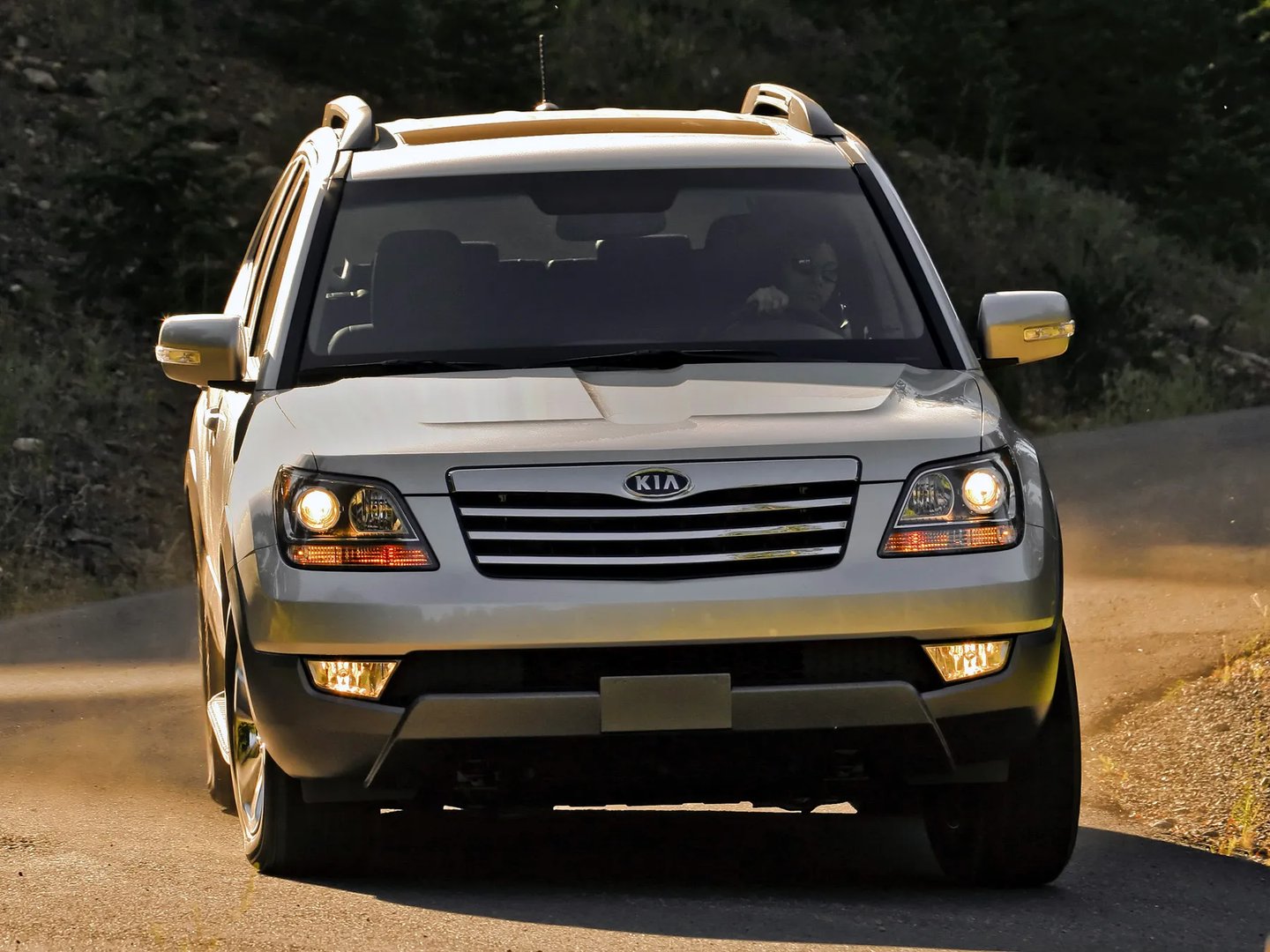 Kia_Borrego_1_generation__SUV_5-doors__9.jpg