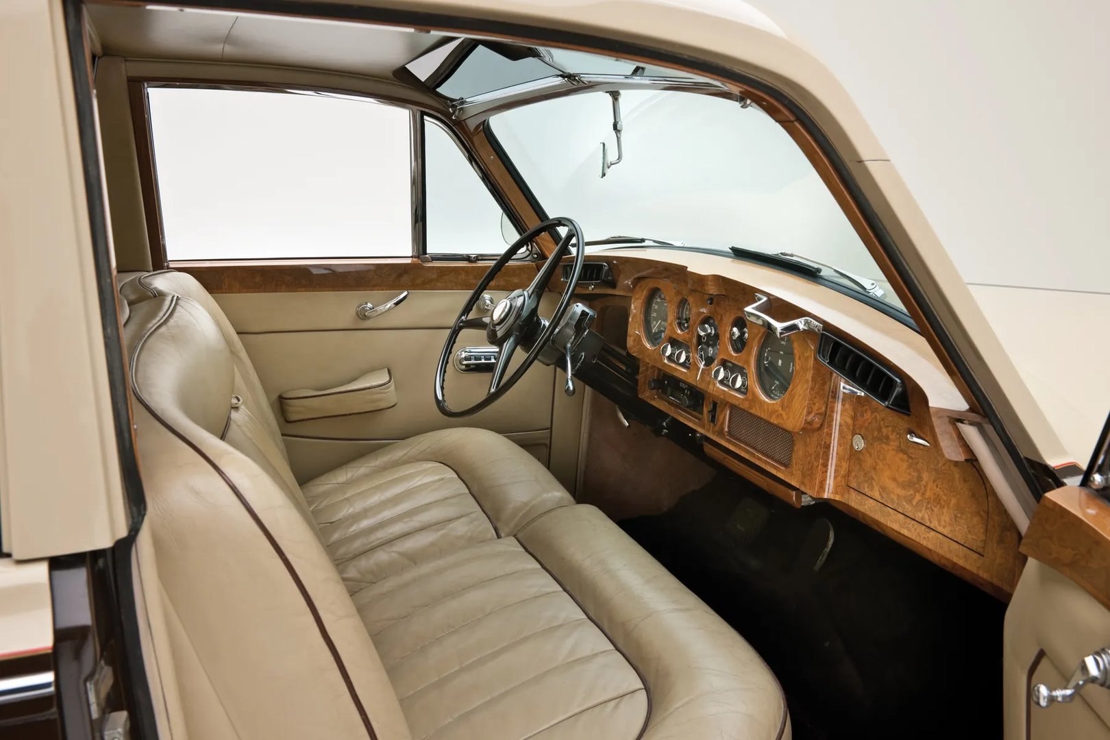 Rolls-Royce_Silver_Cloud_3_generation__Sedan__10.jpg