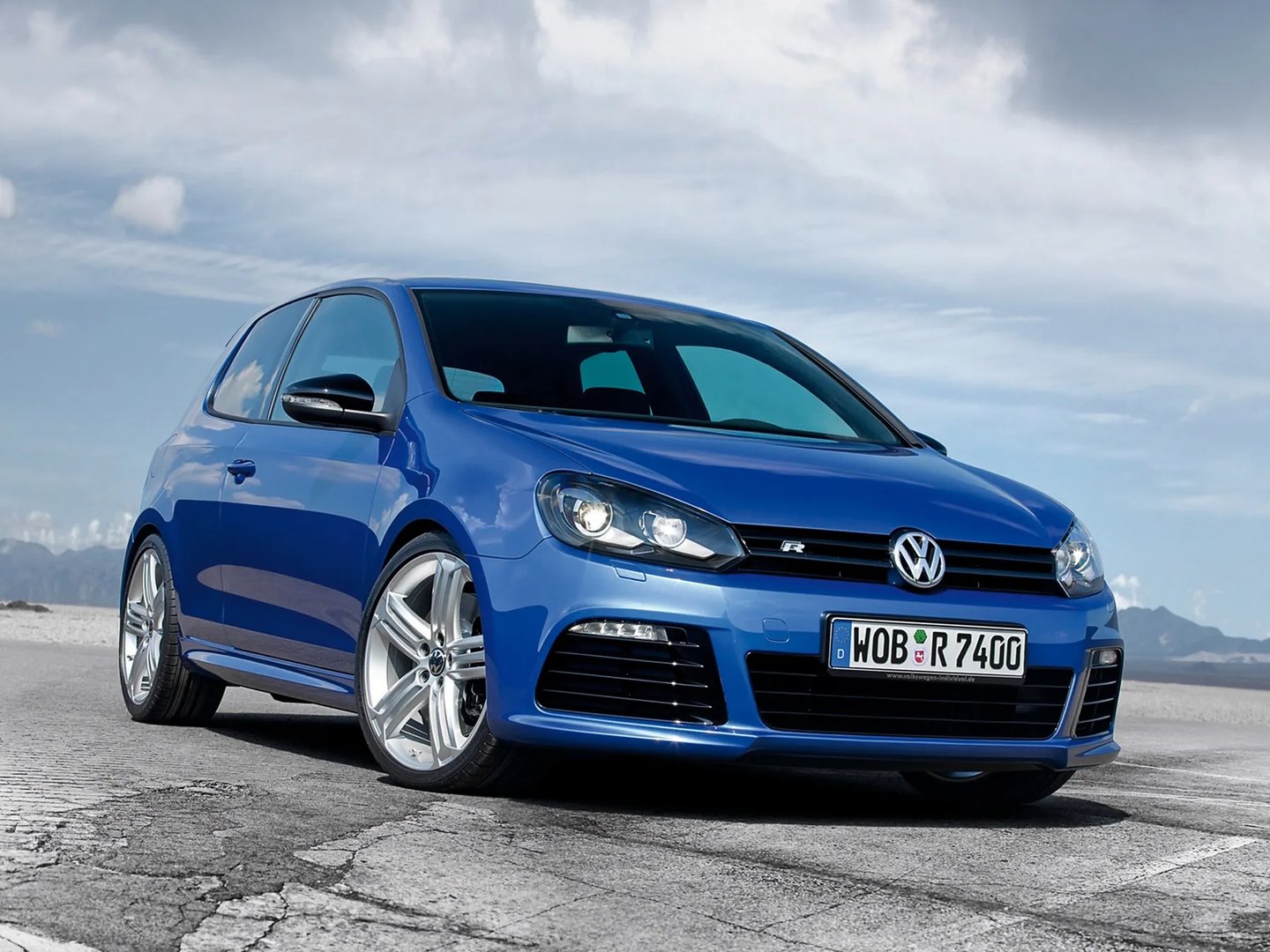 Volkswagen_Golf_R_6_generation__Hatchback_3-door__1.jpg
