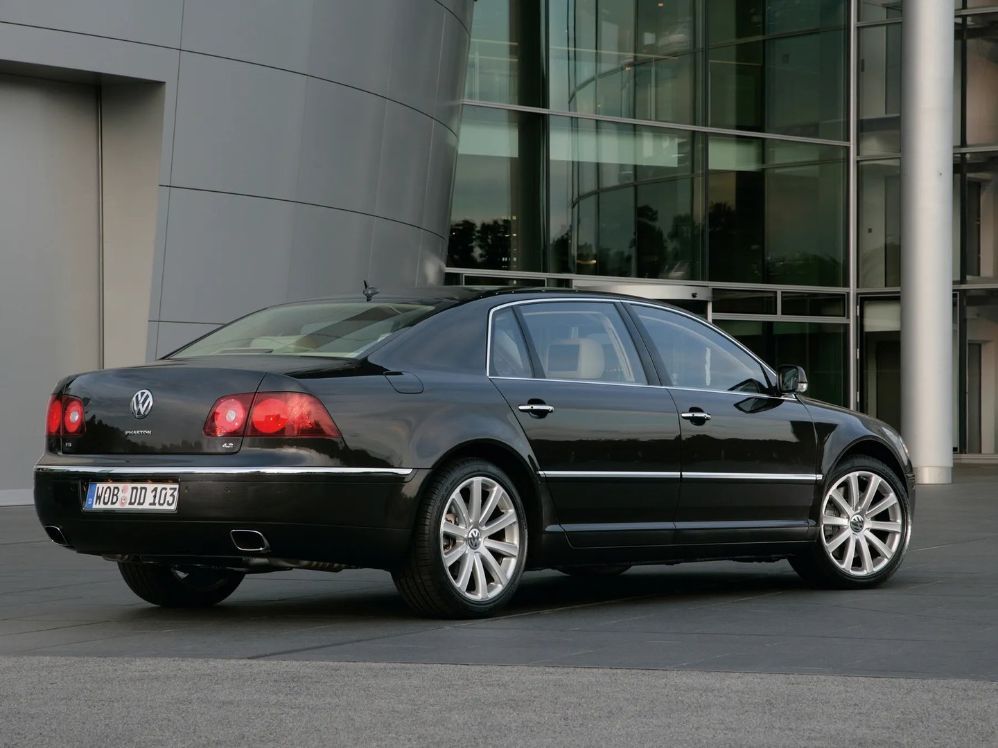 Volkswagen_Phaeton_1_generation_restyling__Sedan__3.jpg