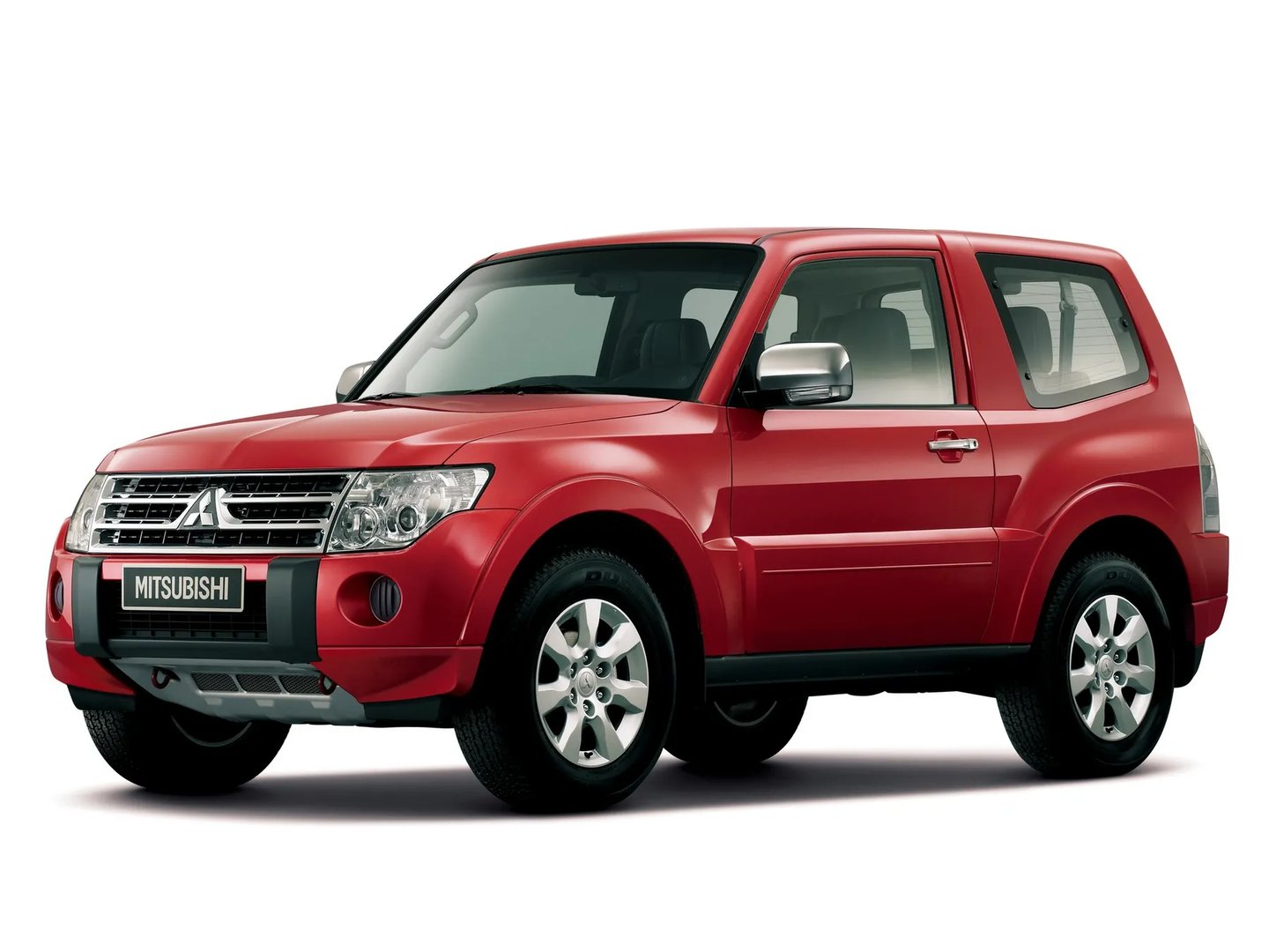 Mitsubishi_Montero_4_generation__SUV_3-doors__2.jpg