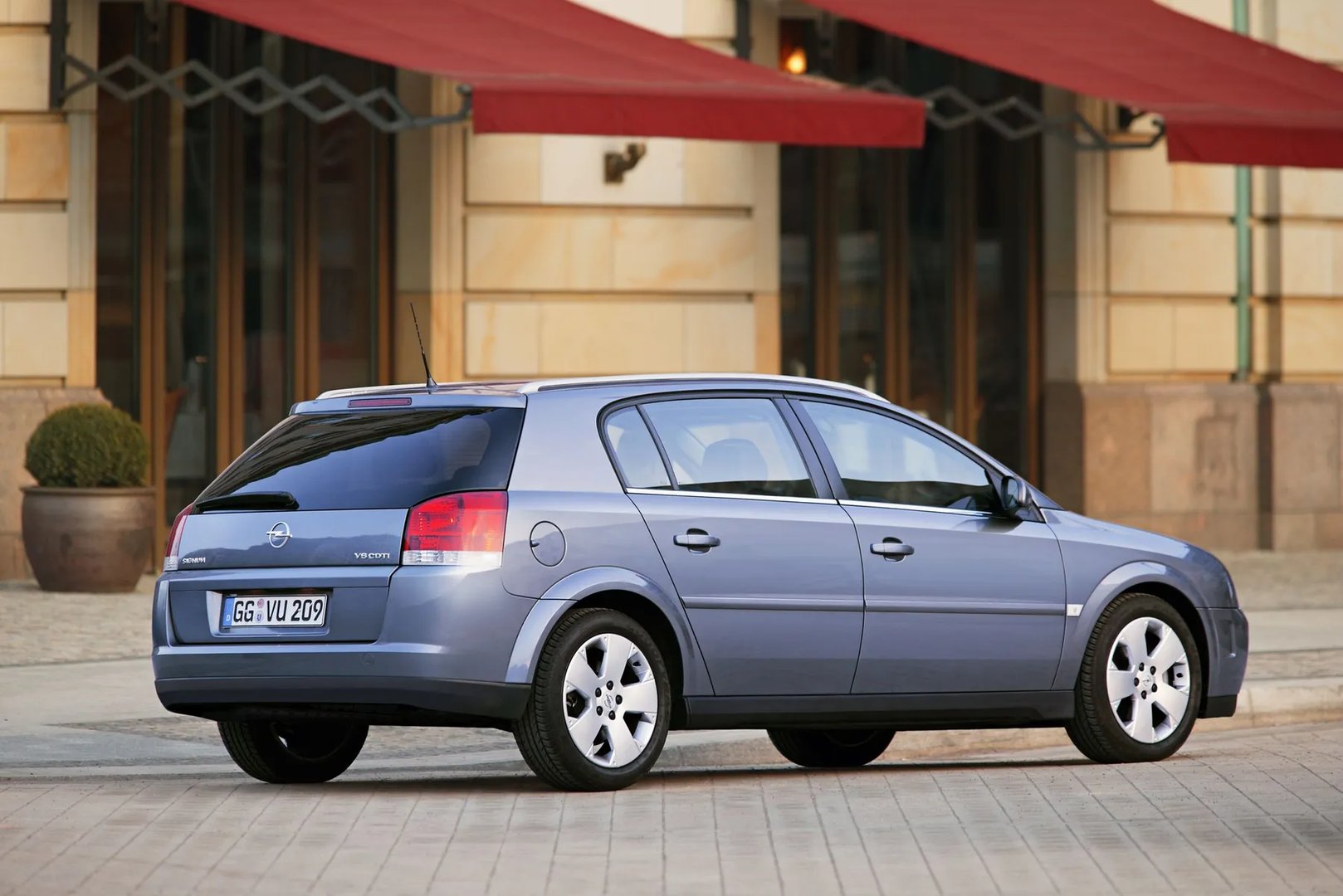 Opel_Signum_1_generation__Hatchback_5-door__9.jpg