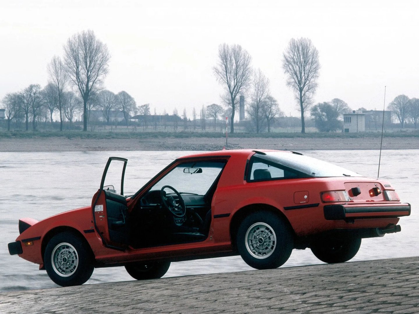 Mazda_RX-7_1_generation__Coupe__6.jpg