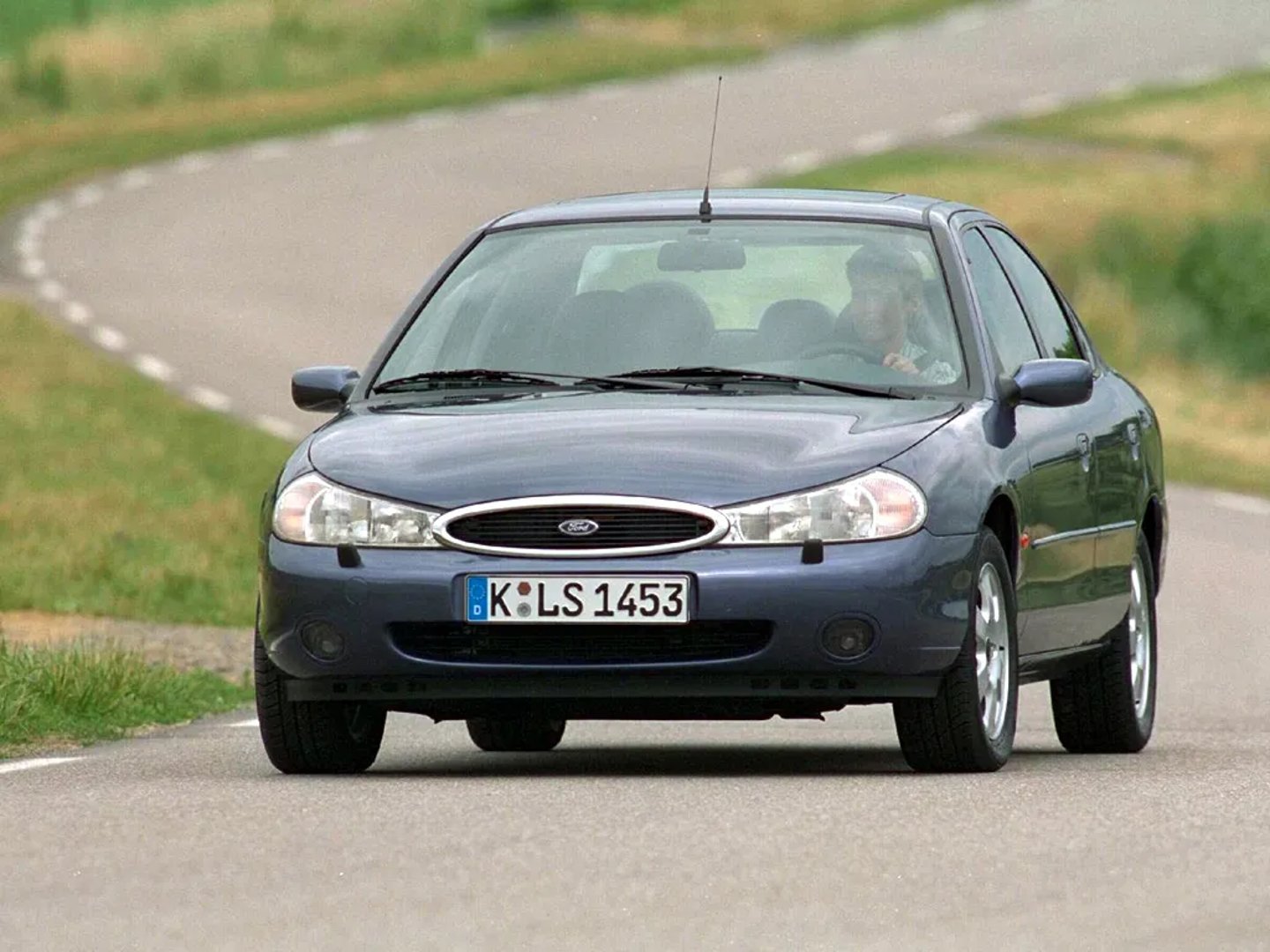 Ford_Mondeo_2_generation__Sedan__1.jpg