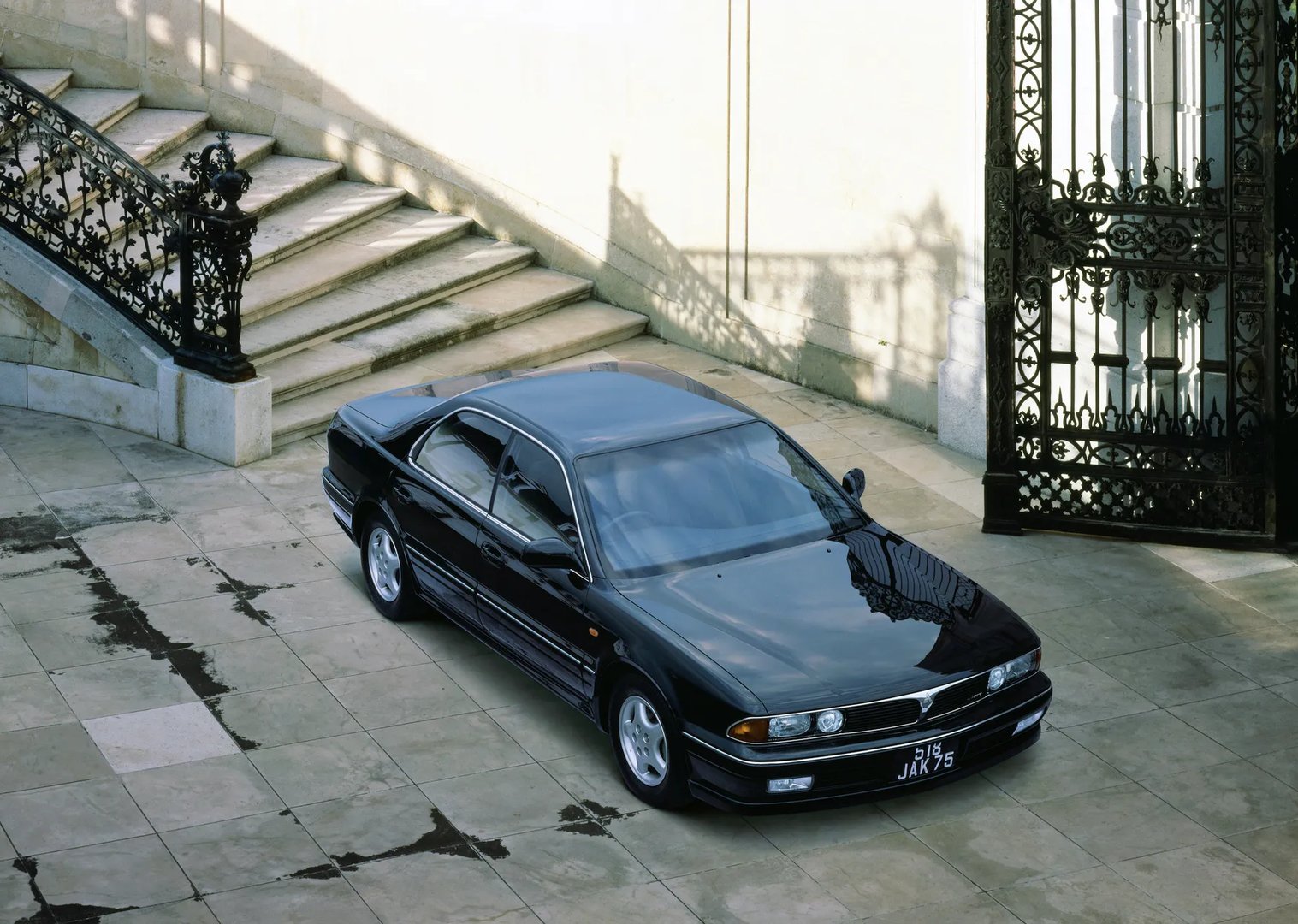 Mitsubishi_Diamante_1_generation__Sedan__4.jpg