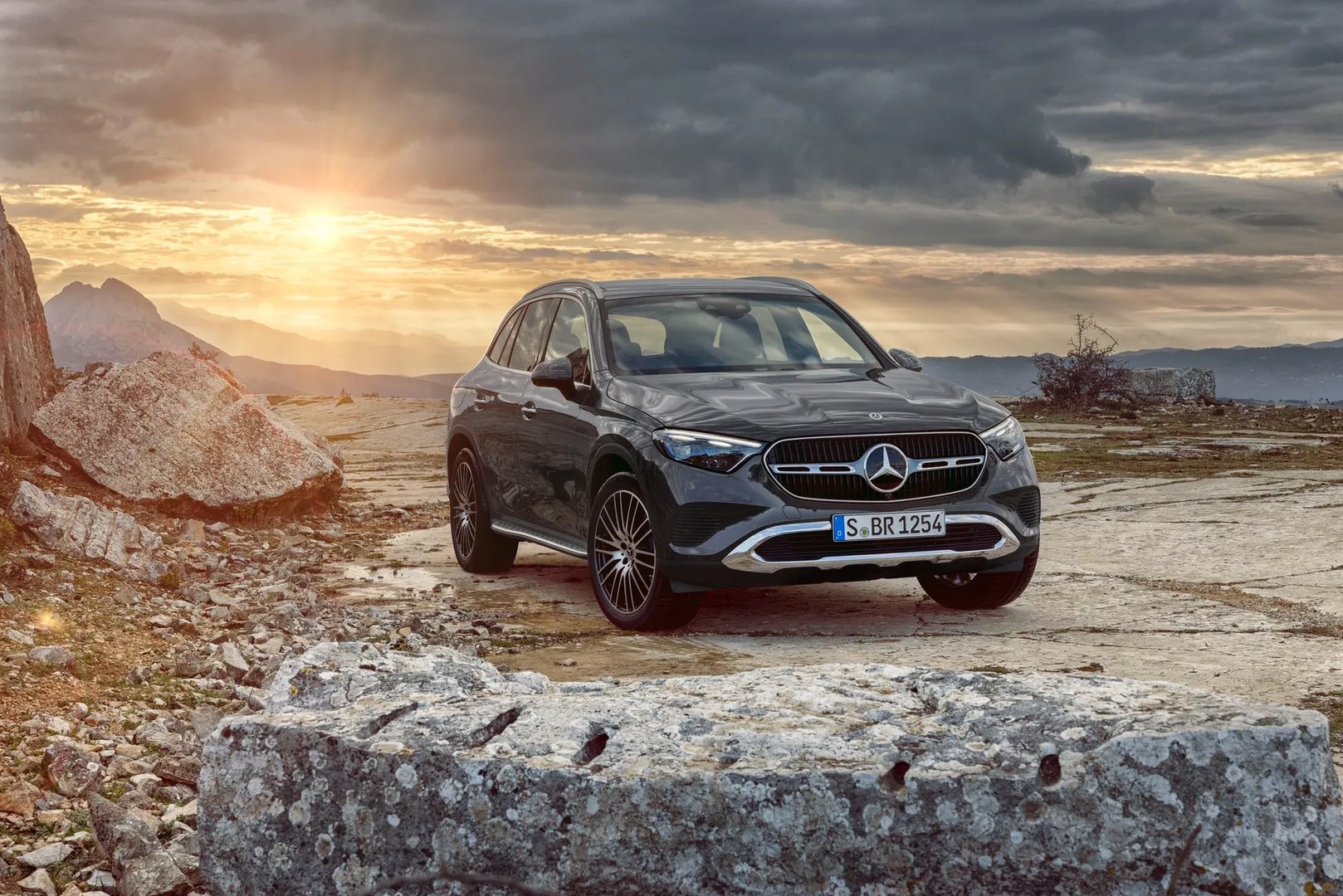 Mercedes_GLC_2_generation__SUV_5-doors__main.jpg