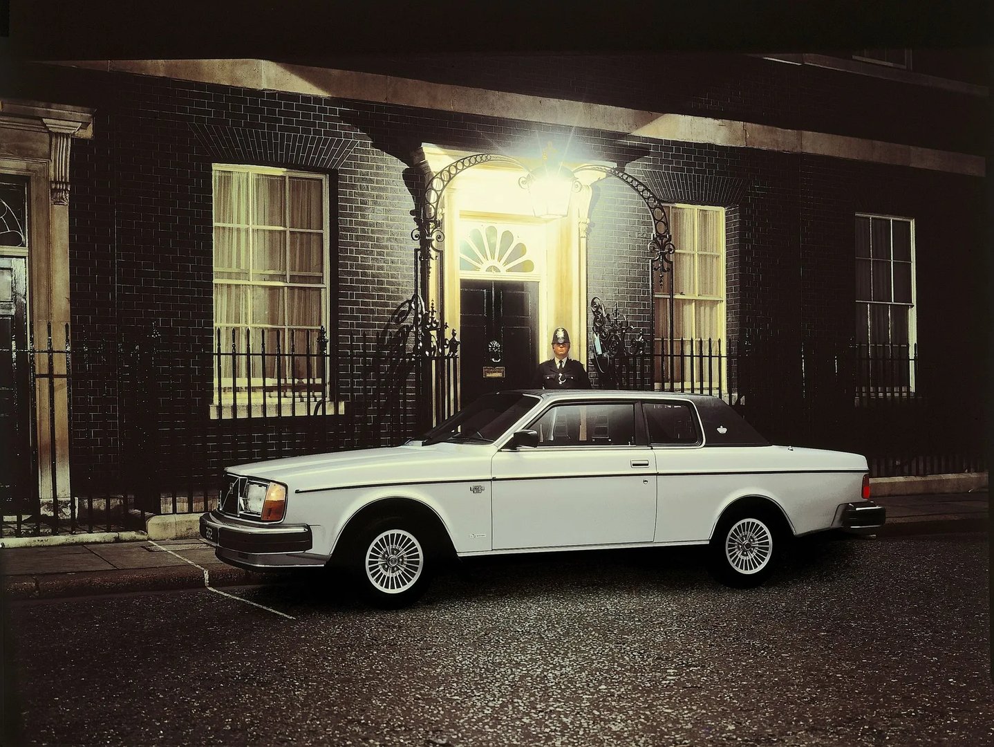 Volvo_260_Series_1_generation__Sedan_2-doors__7.jpg