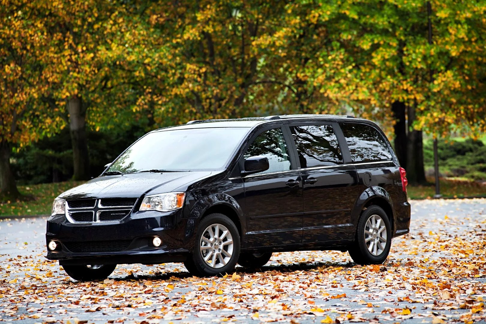 Dodge_Caravan_5_generation_restyling_1__Minivan__4.jpg