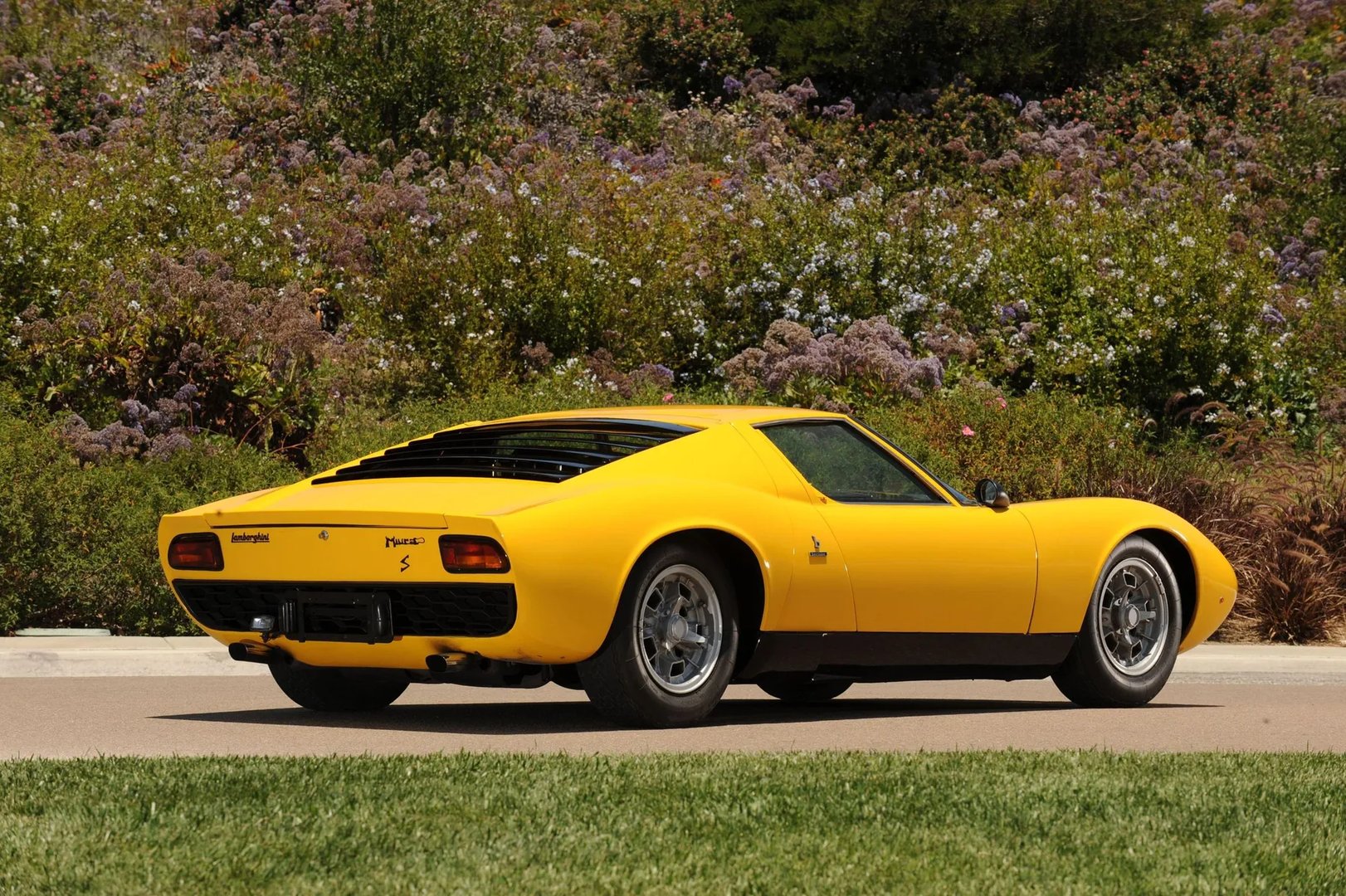 Lamborghini_Miura_1_generation__Coupe__2.jpg
