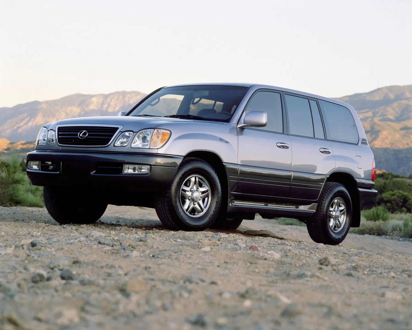 Lexus_LX_2_generation__SUV_5-doors__9.jpg