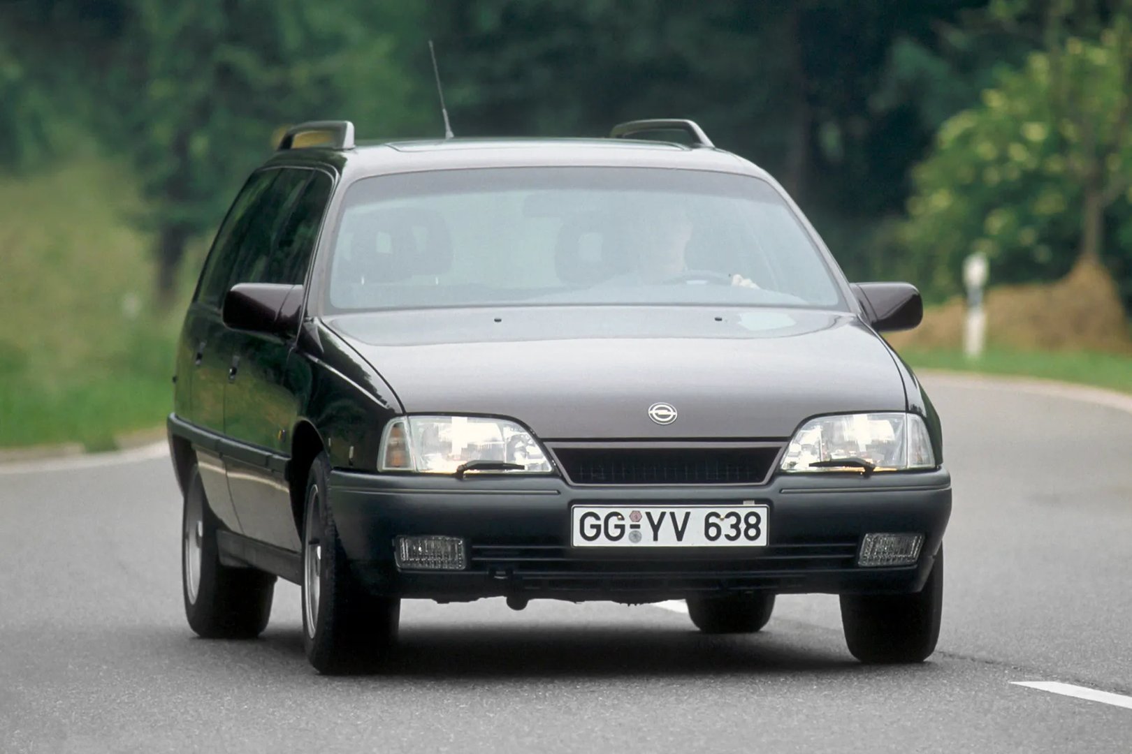 Opel_Omega_1_generation__Estate_5-door__13.jpg