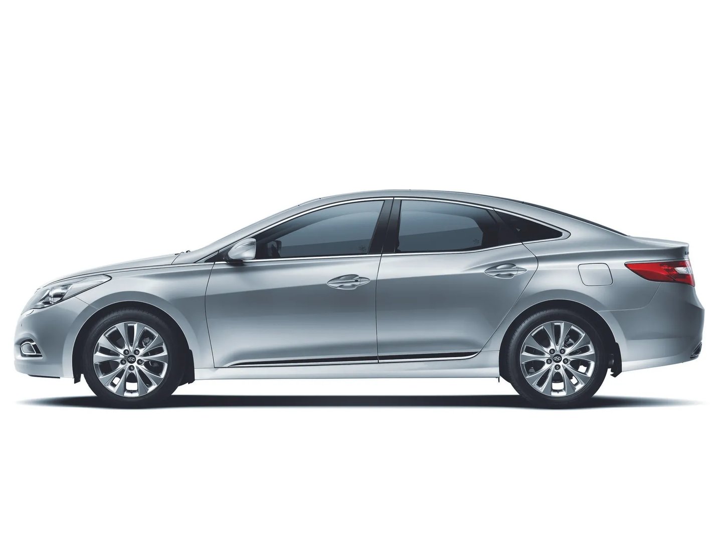 Hyundai_Grandeur_5_generation__Sedan__2.jpg