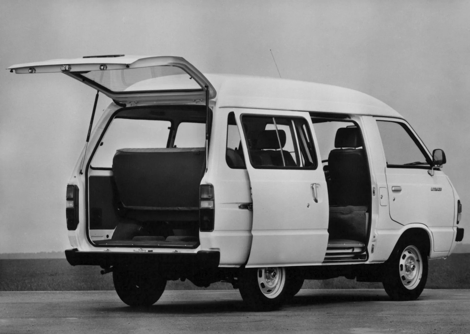 Toyota_Lite_Ace_2_generation__Minivan__1.jpg