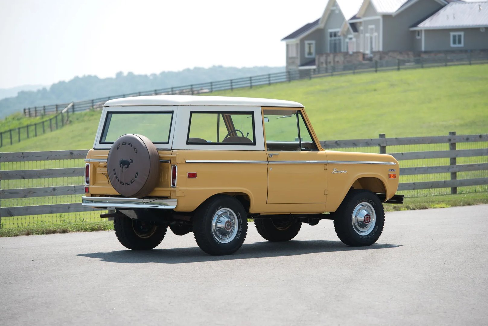 Ford_Bronco_1_generation__SUV_3-doors__9.jpg