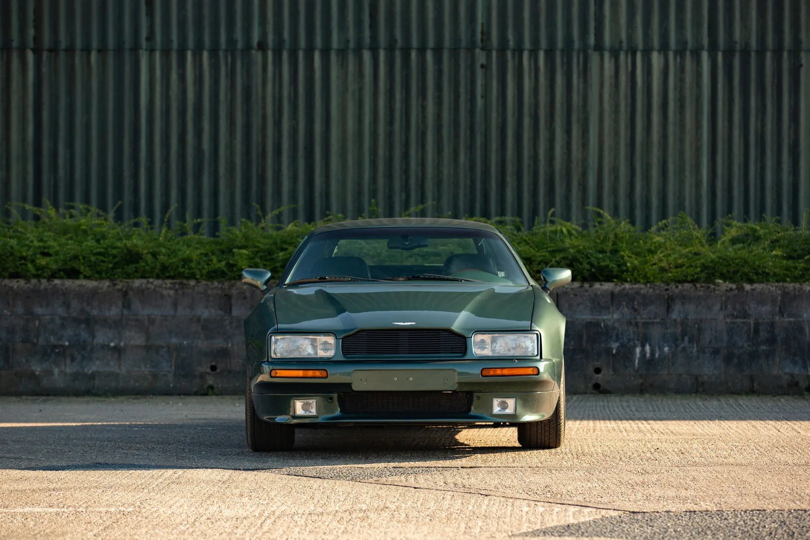 Aston Martin_Virage_1_generation__Estate_3-door__6.jpg