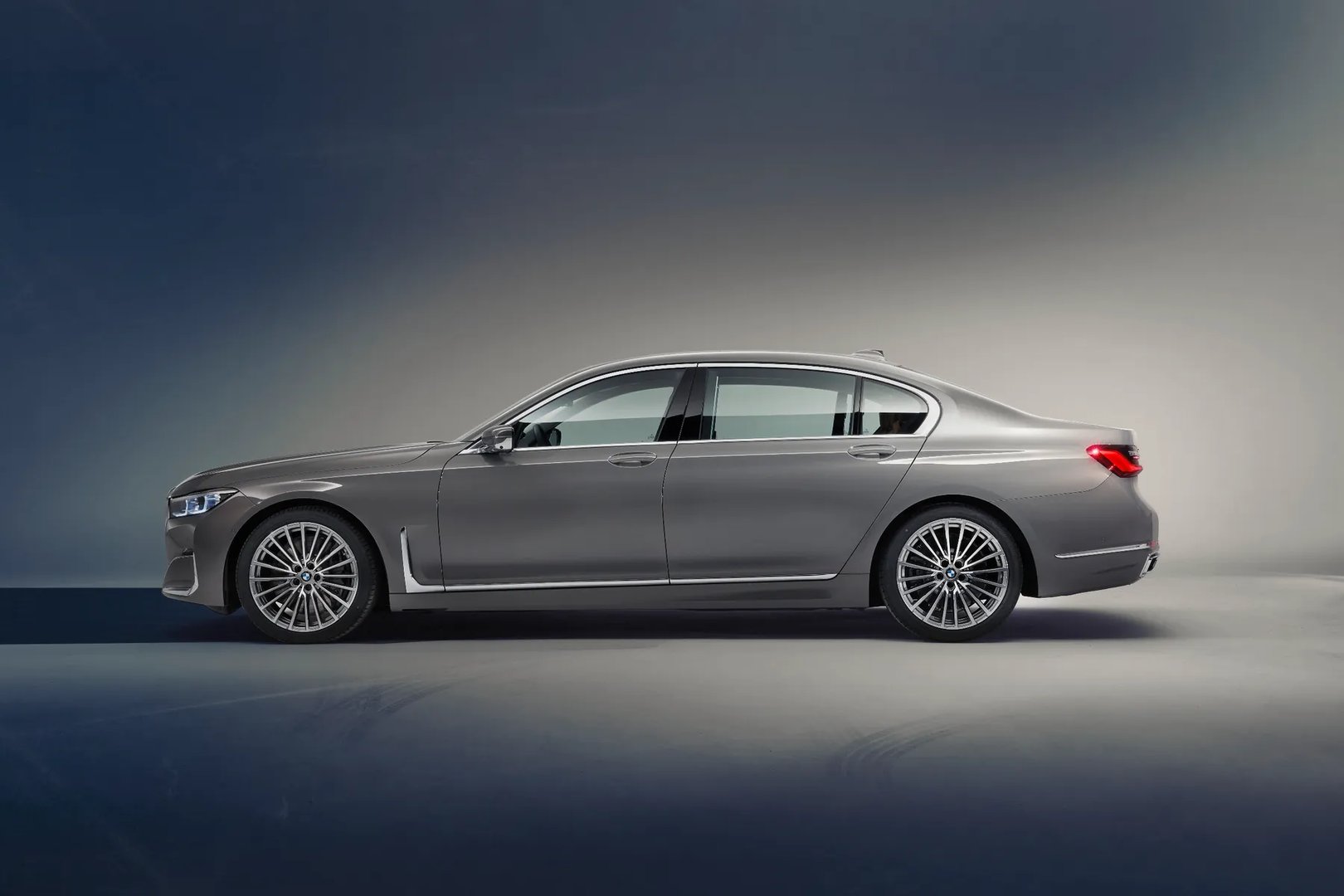 BMW_7_series_6_generation_restyling__Sedan__3.jpg