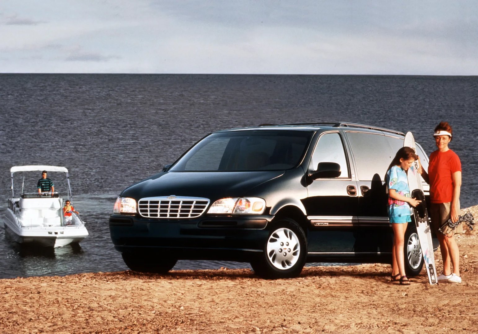 Chevrolet_Venture_1_generation__Compact_Van__2.jpg