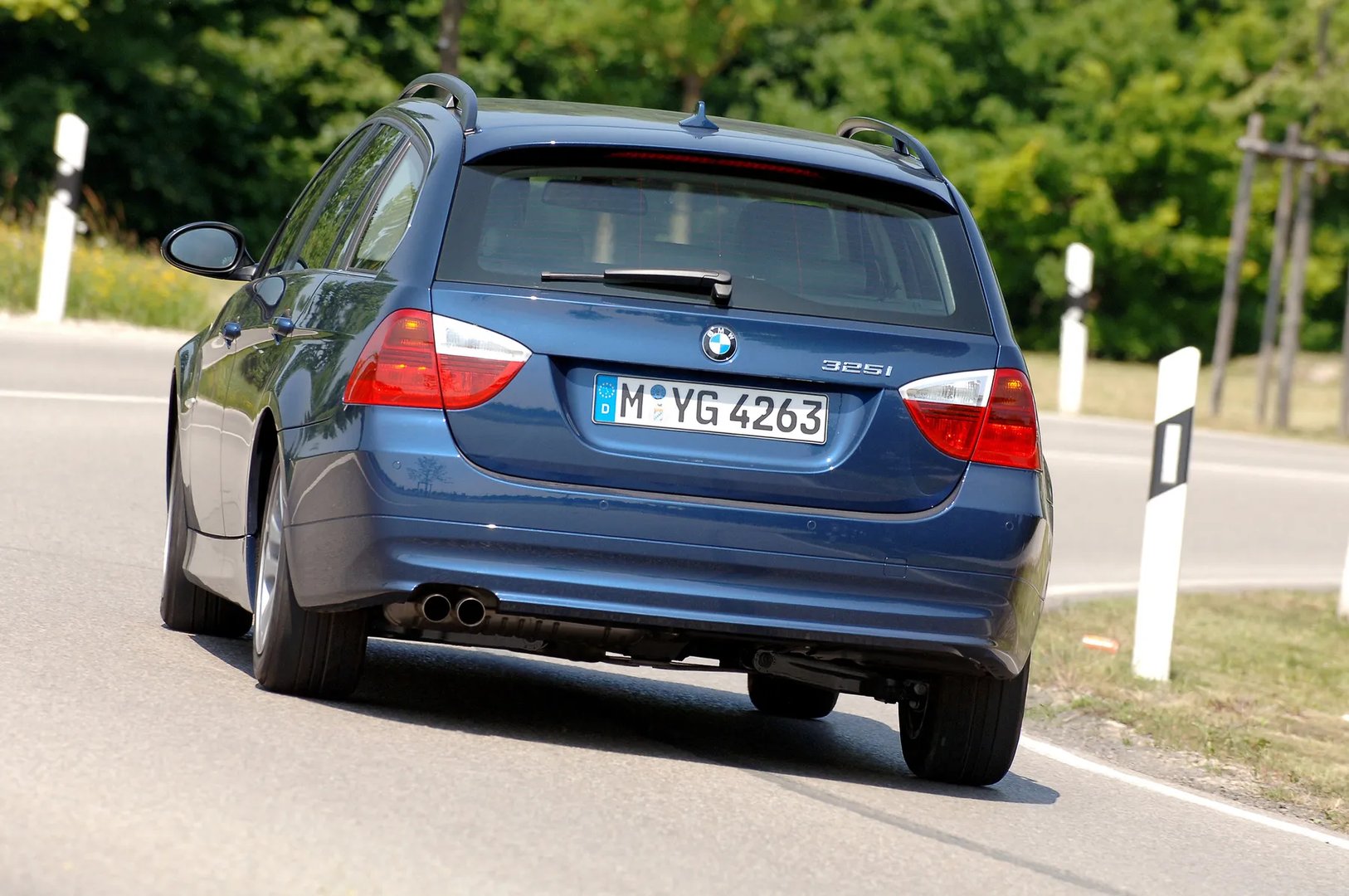 BMW_3_series_5_generation__Estate_5-door__9.jpg